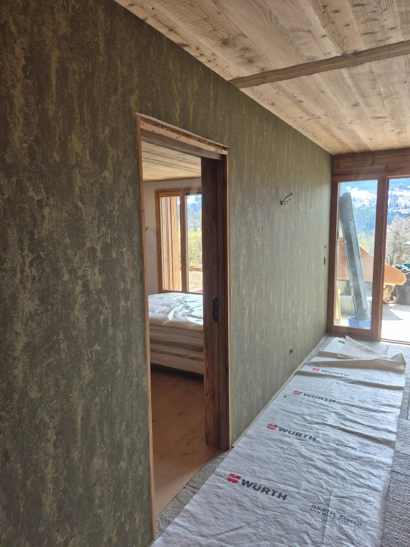 Pose de papier peint dans un chalet