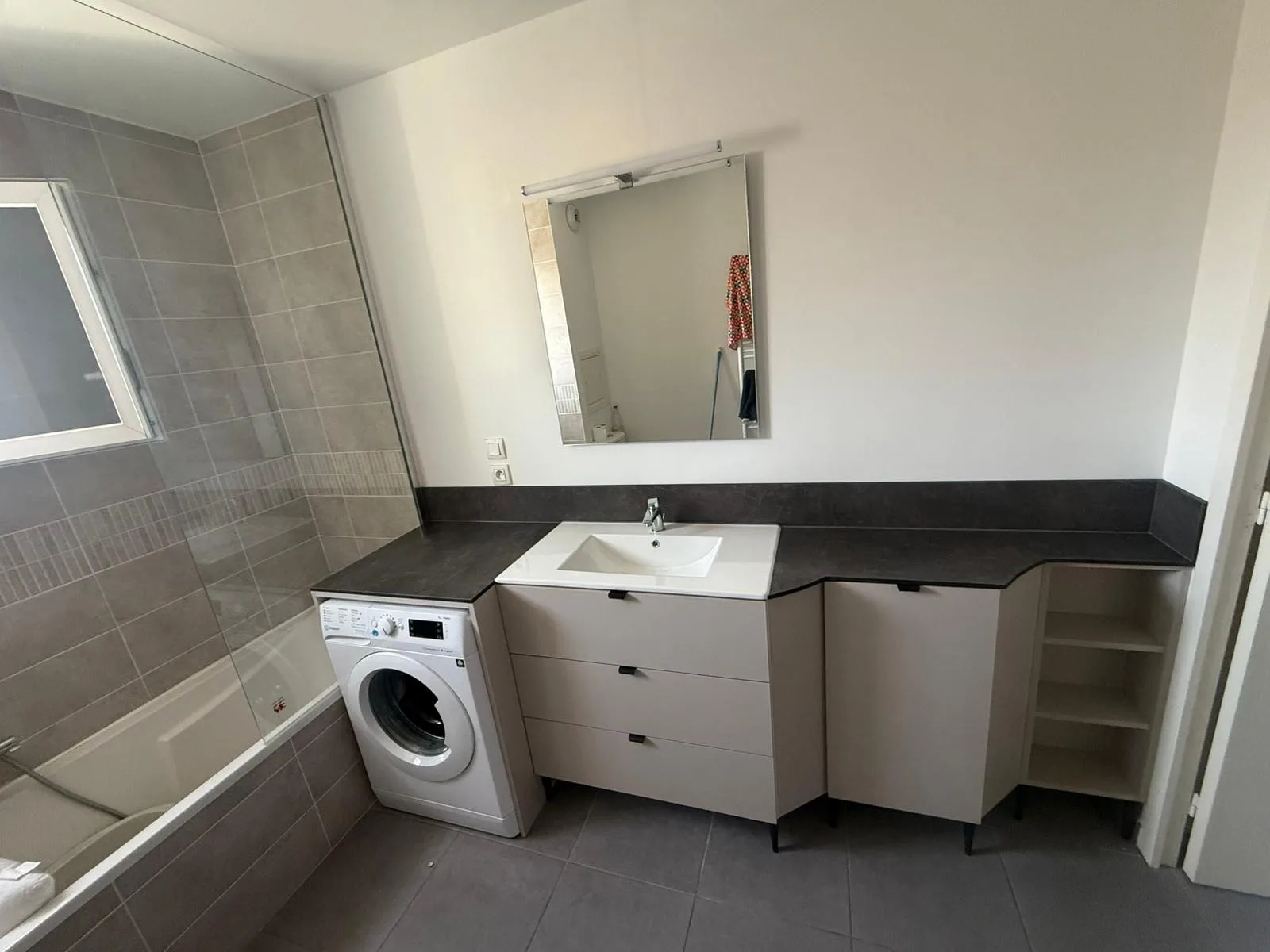 Conception d'un meuble sur mesure pour cette salle de bain sur Thonon-les-Bains